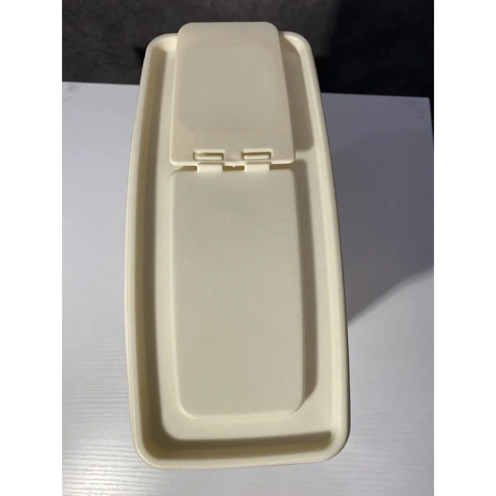 Rubbermaid Servin Saver 1.3 Gallon Plastic Cereal Keeper with Almond Lid